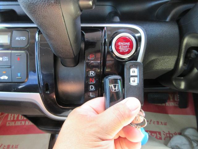 赤いボタンは、エンジン・プッシュスタート＆スマートキー×２