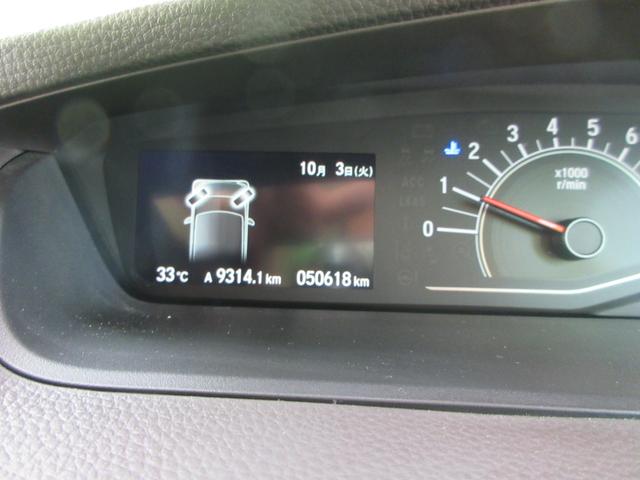 メーター内には低燃費運転をアシストするエコインジゲーター付き、インフォメーションディスプレーには時計表示や今、タイヤの向きなど、外気温、制限速度など各種あったらいいな！な表示をしてくれます。