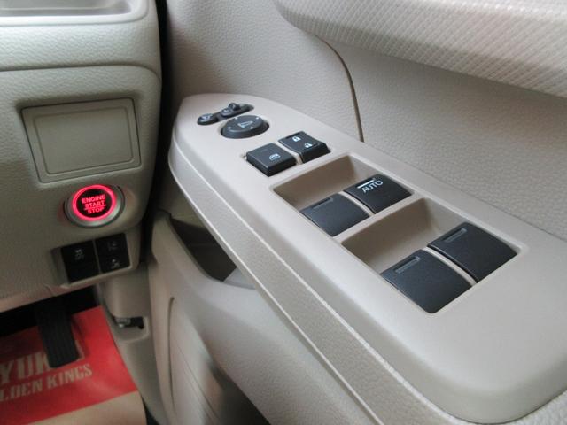 運転席右側より、赤いボタンがエンジン・プッシュスタート！スマートキー×２、ホンダセンシング・先進安全装備各種操作スイッチ、他。