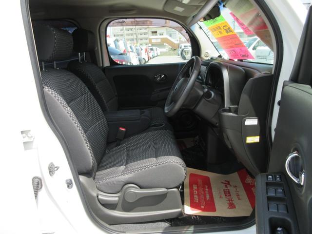 運転席シートより、座面の高さ調整できるシートリフター付き、アームレスト付き