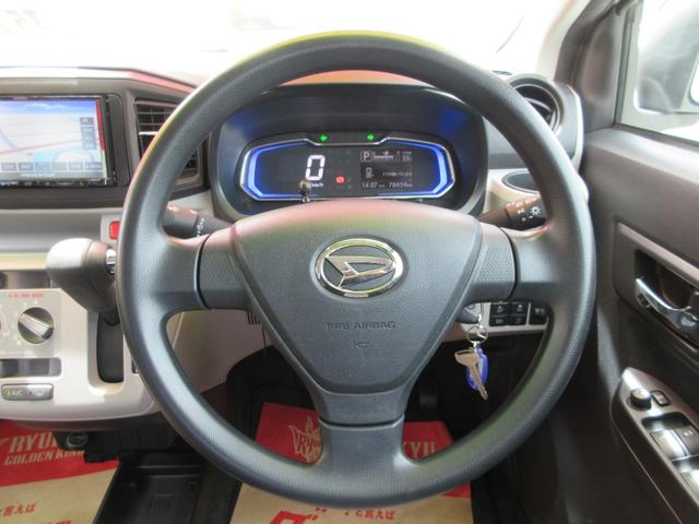 ステアリングまわり、メーター内には低燃費運転時→グリーン、停車時・通常走行時→ブルーに色が変わり低燃費運転をアシストしてくれます。
