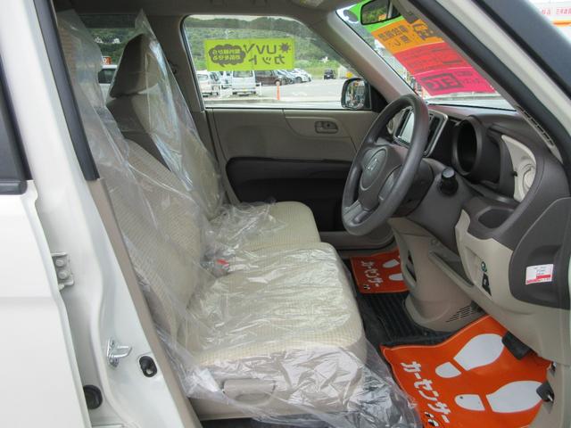 運転席シートより、ベンチシートで広々感UP!アームレスト付き。