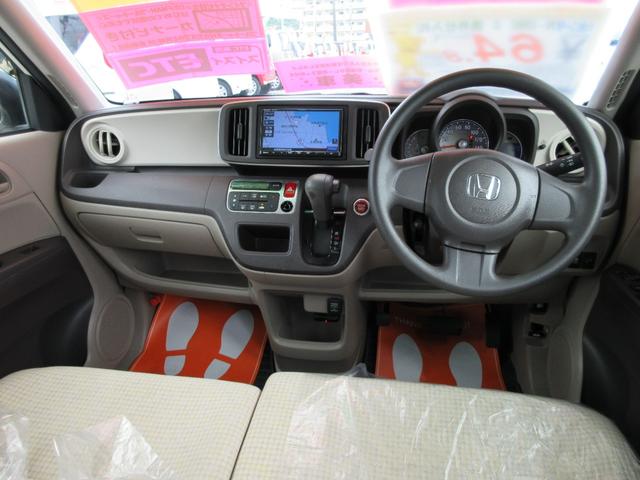 運転席ビュー、ベンチシートで広々感UP!ナビ付きです。