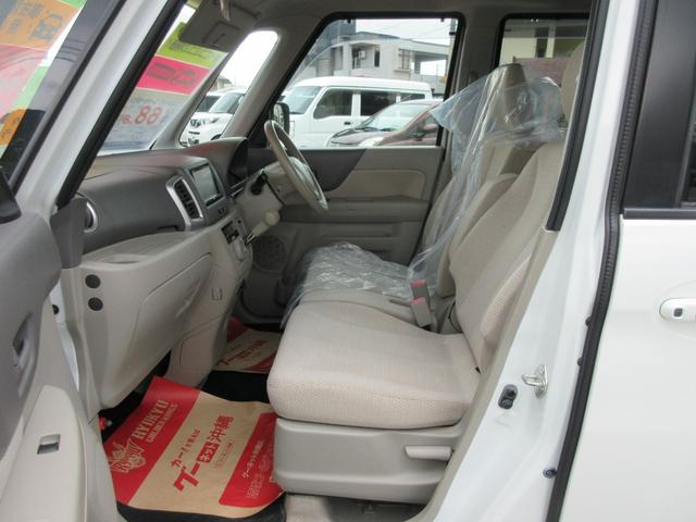 助手席より、ベンチシートで広々感ＵＰ！アームレスト付き！全席抗菌・消臭クリーニング仕上げ