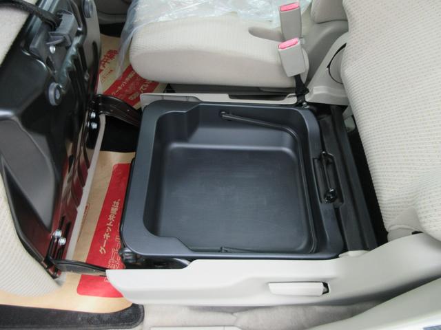 助手席座面下には大きな収納スペースがあり便利です。