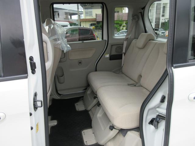 助手席後ろ、リアシートより、リアシートは前後にスライド＆リクライニング＆フルフラット荷室モードにもできます＾＾