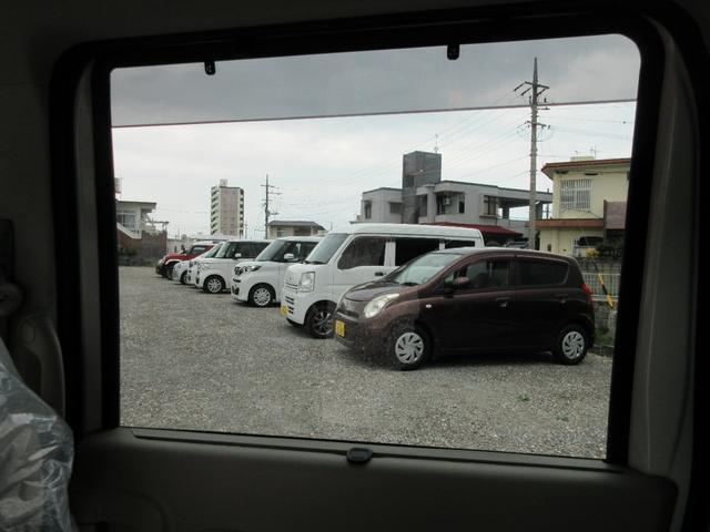 リアシートの窓には沖縄の眩しい日差しをカットするロールサンシェードが便利!(ロールサンシェードOFF)