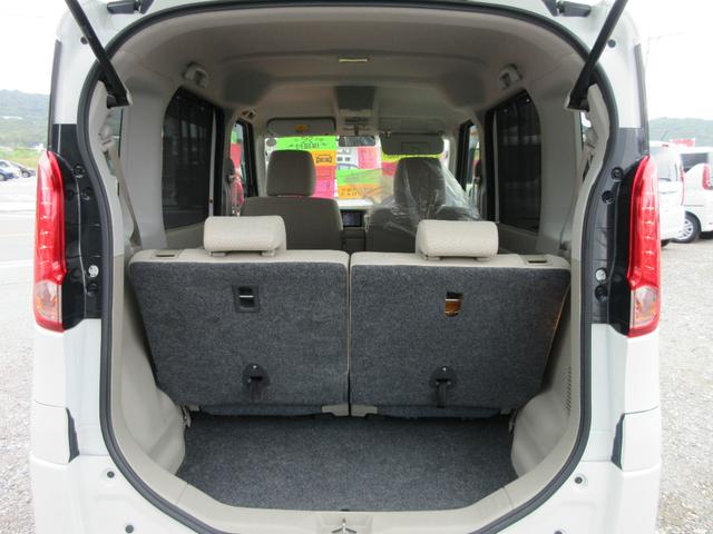 リアゲートOPEN!リアシートそのままでも十分な荷室の広さ。