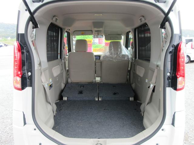 リアゲートOPEN!リアシートを前に折りたたみ、荷室フラットモードへ!大きな荷物もばっちり積載OKですね。