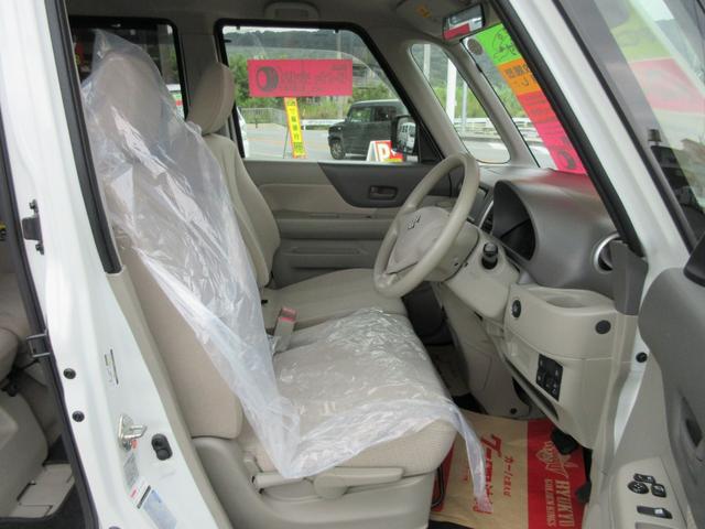 運転席シートより、ベンチシートで広々感UP!アームレスト付き、シートの高さ調整できるシートリフター付き、アームレスト付き。