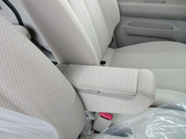 長距離運転もあると嬉しいアームレスト付き、小物入れBOX付き。