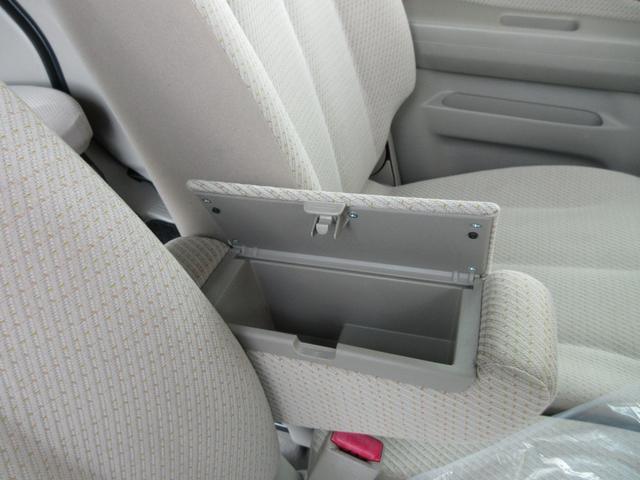 長距離運転もあると嬉しいアームレスト付き、小物入れBOX付き。