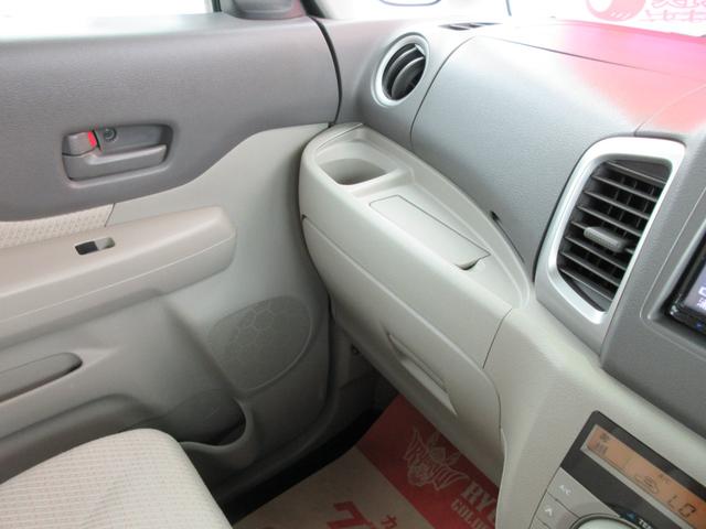 助手席前の収納も豊富→グローブBOX内、その上小物置きとして◎ティッシュBOX専用収納、ドリンクホルダー×1、ドアポケットには500mlペットボトルが入るホルダー付き