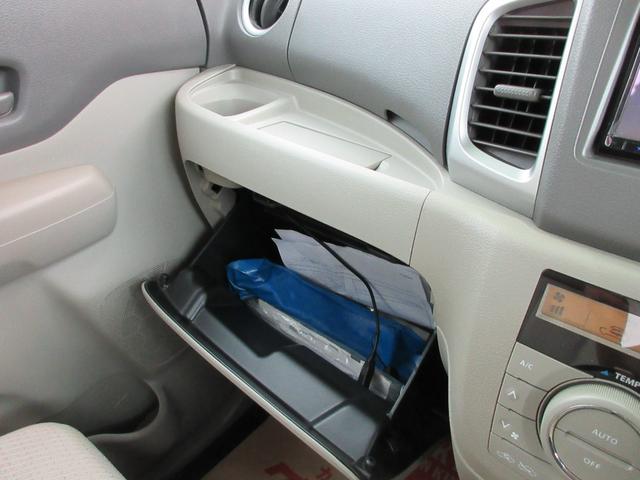 助手席前の収納も豊富→グローブBOX内、その上小物置きとして◎ティッシュBOX専用収納、ドリンクホルダー×1、ドアポケットには500mlペットボトルが入るホルダー付き