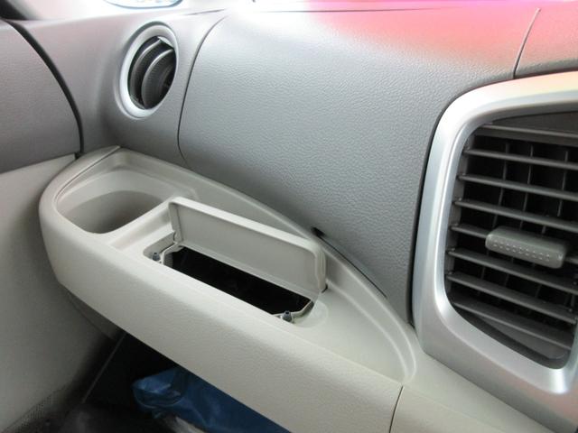 助手席前の収納も豊富→グローブBOX内、その上小物置きとして◎ティッシュBOX専用収納、ドリンクホルダー×1、ドアポケットには500mlペットボトルが入るホルダー付き
