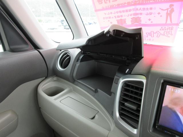 助手席前の収納も豊富→グローブBOX内、その上小物置きとして◎ティッシュBOX専用収納、ドリンクホルダー×1、ドアポケットには500mlペットボトルが入るホルダー付き