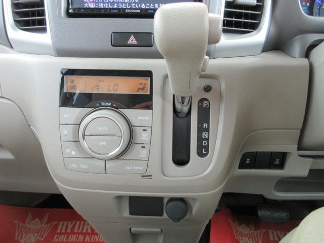 ナビ下に操作性◎見た目もGOOD!なオートエアコンパネル、ハンドルの位置に近く便利なインパネATシフトまわり。