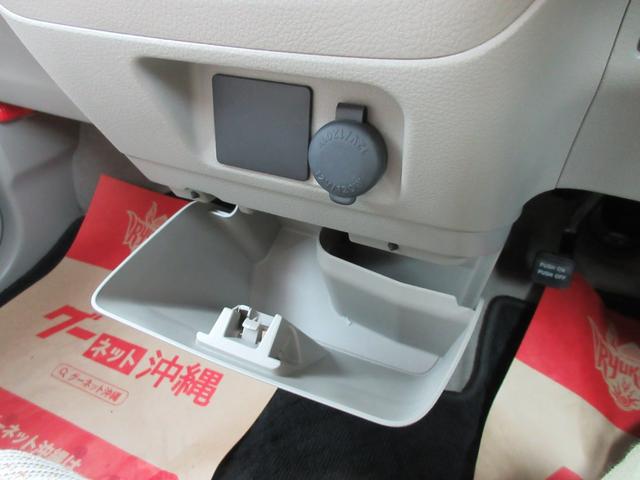 ATシフト下には小物入れと100vシガーソケット電源。