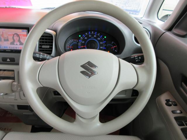 ステアリングまわり、メーター内には低燃費運転をアシストするエコインジゲーター付き。