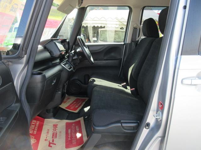 助手席より、ベンチシートで広々感ＵＰ！アームレスト付き。