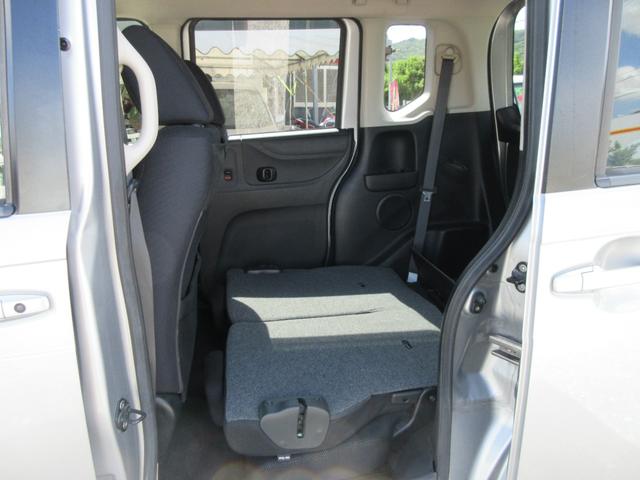 リアシートを前に倒し、フルフラット荷室モード。