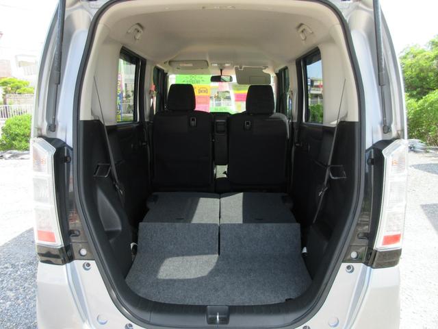 リアゲートＯＰＥＮ！リアシートを前に倒せばさらに広いフラット荷室モード。