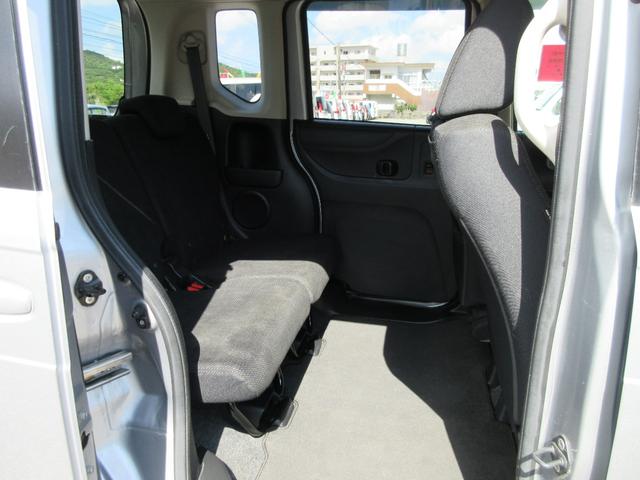 運転席後ろ、リアシートより。