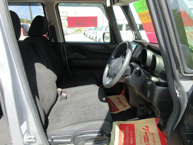 運転席シートより、座面の高さ調整できるシートリフター、アームレスト付き。