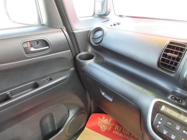 助手席前の収納も豊富→