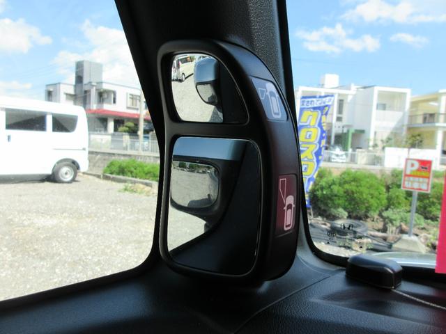 運転席から見える、ピラーミラーはフロント左タイヤ下が見えて狭い道を通るときに便利。