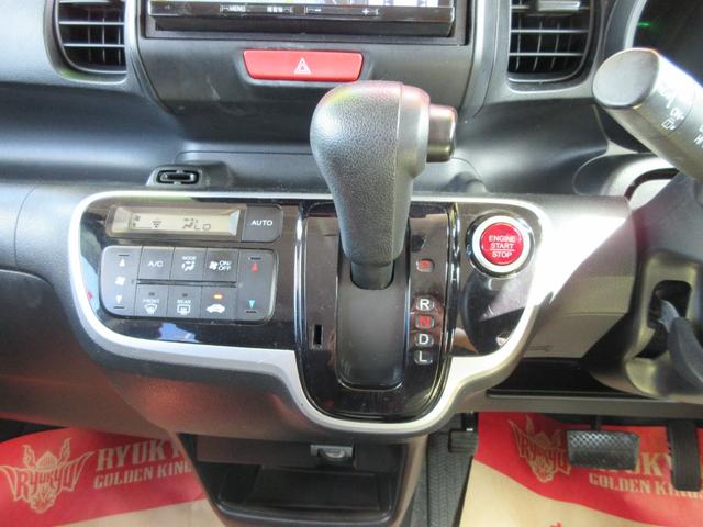ナビ下には、操作性・見た目もＧＯＯＤ！なオートアコンパネル、ハンドルの位置に近く便利なインパネＡＴシフトまわり。