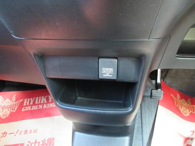 ＡＴシフト下には小物入れ付き、１００ｖシガーソケット電源付き