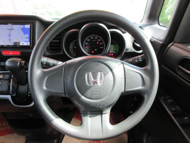 ステアリングまわり、メーター内には低燃費運転をアシストするエコインジゲーター付き