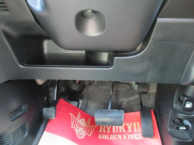 ステアリング下も小物入れ置き付き。