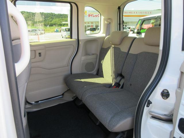 助手席後ろ、リアシートより、リアシートはリクライニング＆荷室フラットモード＆足元荷室モードにもできます。