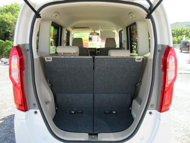 リアゲートＯＰＥＮ！リアシートそのままでも十分な荷室の広さ。
