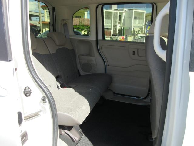 運転席後ろ、リアシートより。