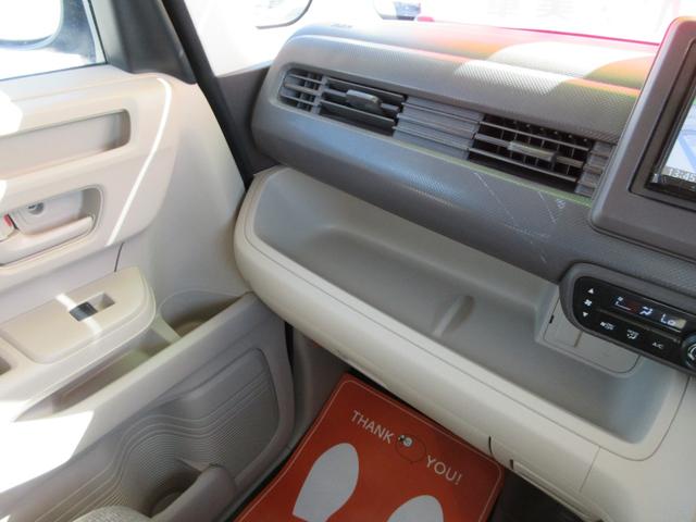 助手席前の収納も豊富→