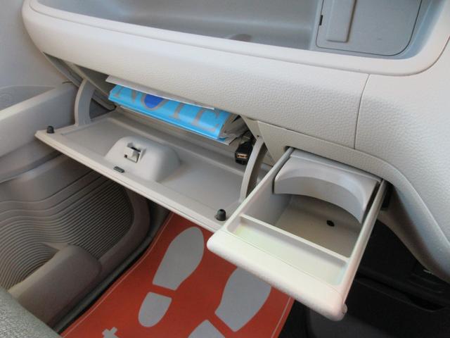 助手席前の収納も豊富、グローブＢＯＸ内、その上小物置きとして◎ドリンクホルダー×２、ドアポケット。