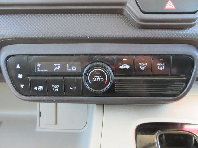 ナビ下には、操作性・見た目もＧＯＯＤ！なオートエアコンパネル付き