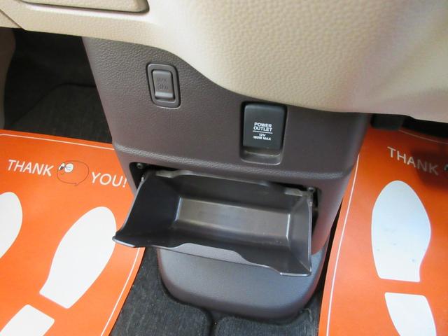 ＡＴシフト下には小物入れ＆１００ｖシガーソケット電源付き