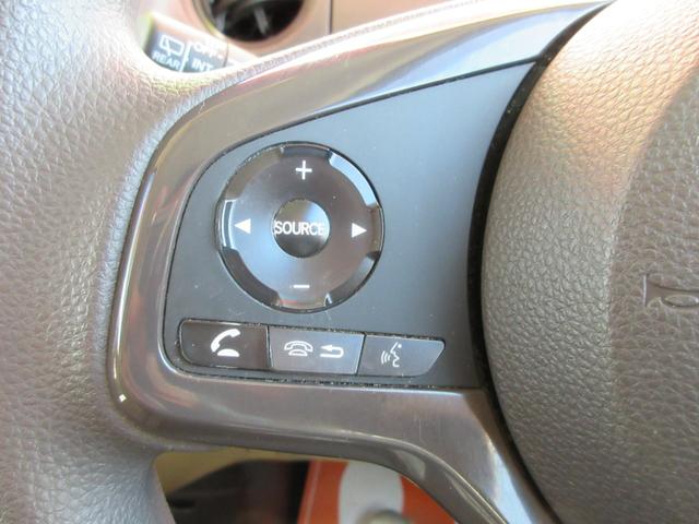 ←左　ステアリングオーディオコントロールスイッチ。