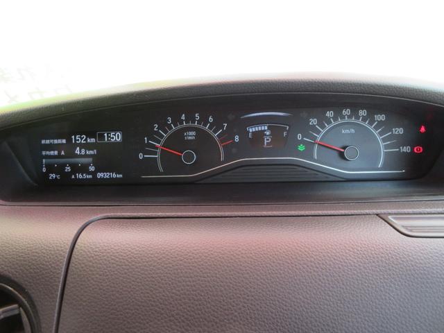 メーター内には低燃費運転をアシストするエコインジゲーターやインフォメーションディスプレーには時計、タイヤの向きをお知らせタイヤアングルガイド付き