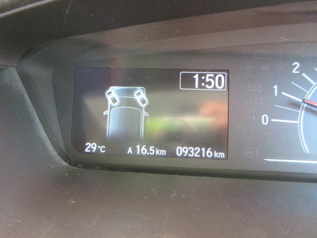 メーター内には低燃費運転をアシストするエコインジゲーターやインフォメーションディスプレーには時計、タイヤの向きをお知らせタイヤアングルガイド付き