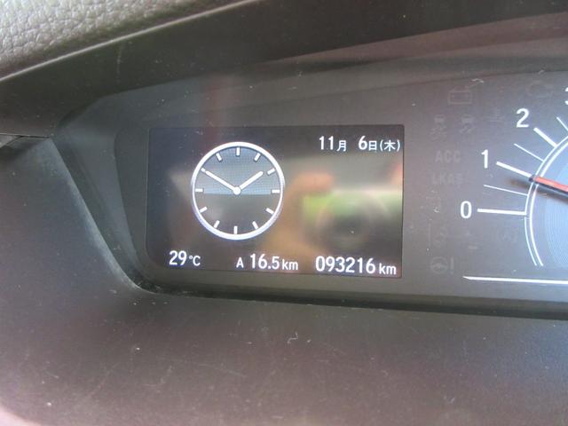 メーター内には低燃費運転をアシストするエコインジゲーターやインフォメーションディスプレーには時計、タイヤの向きをお知らせタイヤアングルガイド付き