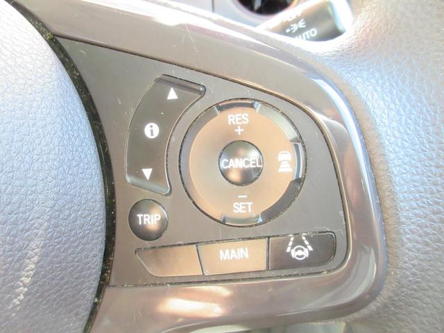 →右　高速道路で便利なレーダーオートクルーズ機能、インフォメーションディスプレーの操作スイッチ。