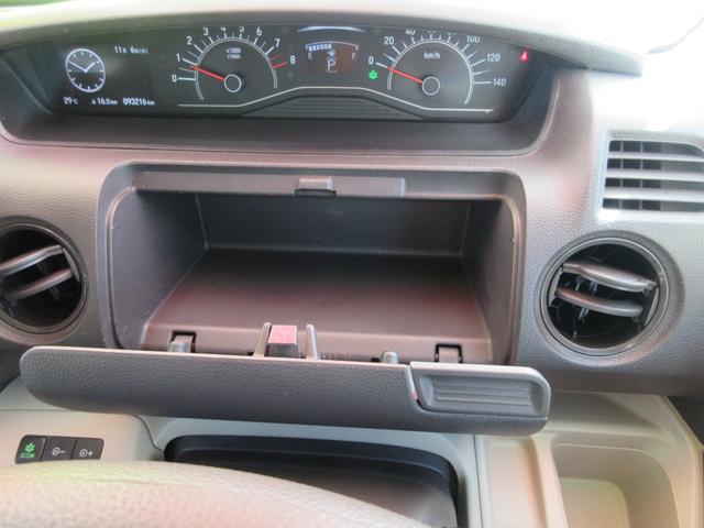 メーター前には便利な大型小物入れが便利！