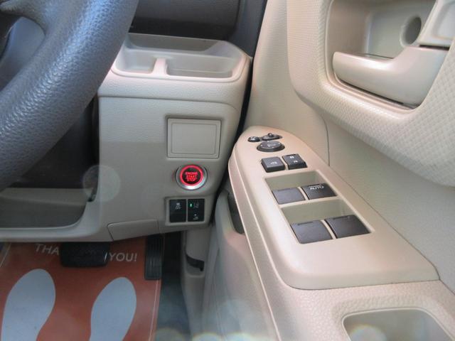 運転席右側より、エンジン・プッシュスタート！スマートキー×２、車線離脱警報、衝突回避軽減システム、他。