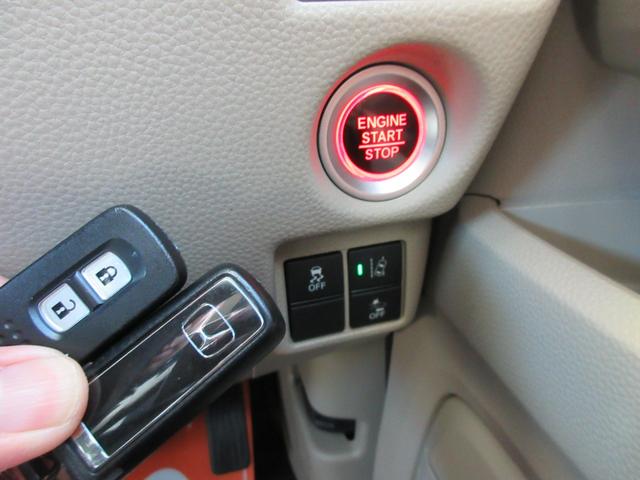 運転席右側より、エンジン・プッシュスタート！スマートキー×２、車線離脱警報、衝突回避軽減システム、他。