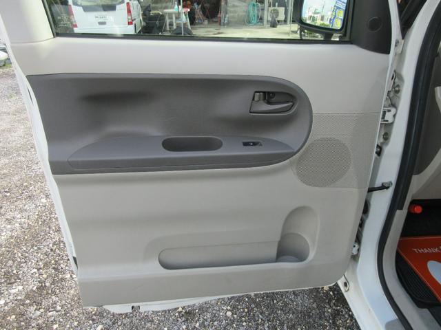 助手席ドアパネルより。